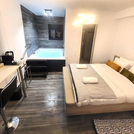 Fabilicious Suites - 2 Apartments- Romantic Jacuzzi & Spacious Family Comfort Atenas Exterior foto