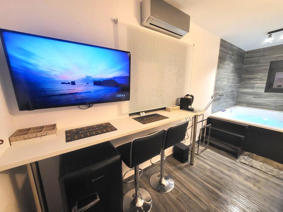 Fabilicious Suites - 2 Apartments- Romantic Jacuzzi & Spacious Family Comfort Atenas Exterior foto
