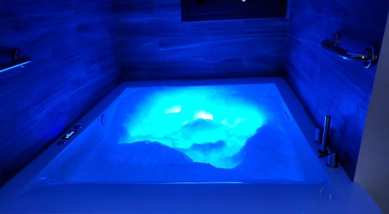 Fabilicious Suites - 2 Apartments- Romantic Jacuzzi & Spacious Family Comfort Atenas Exterior foto
