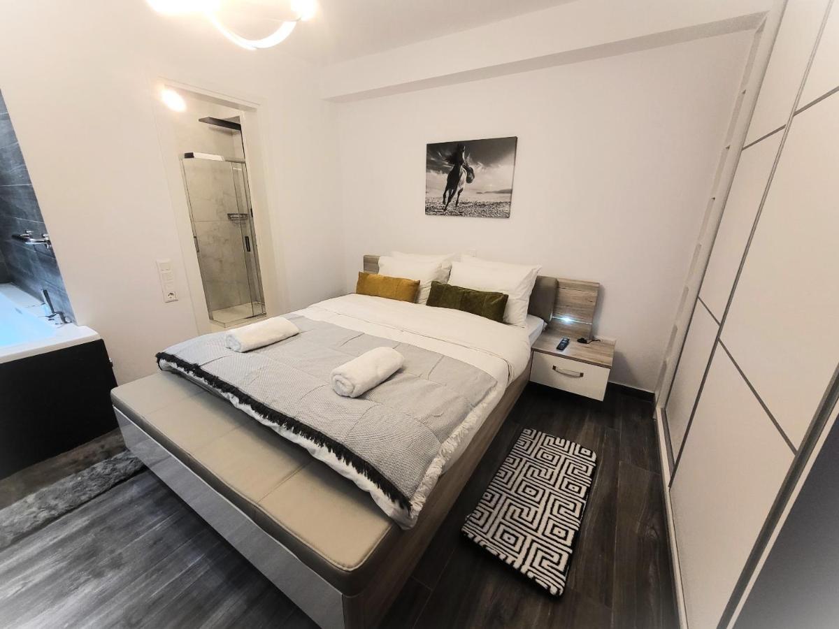 Fabilicious Suites - 2 Apartments- Romantic Jacuzzi & Spacious Family Comfort Atenas Exterior foto