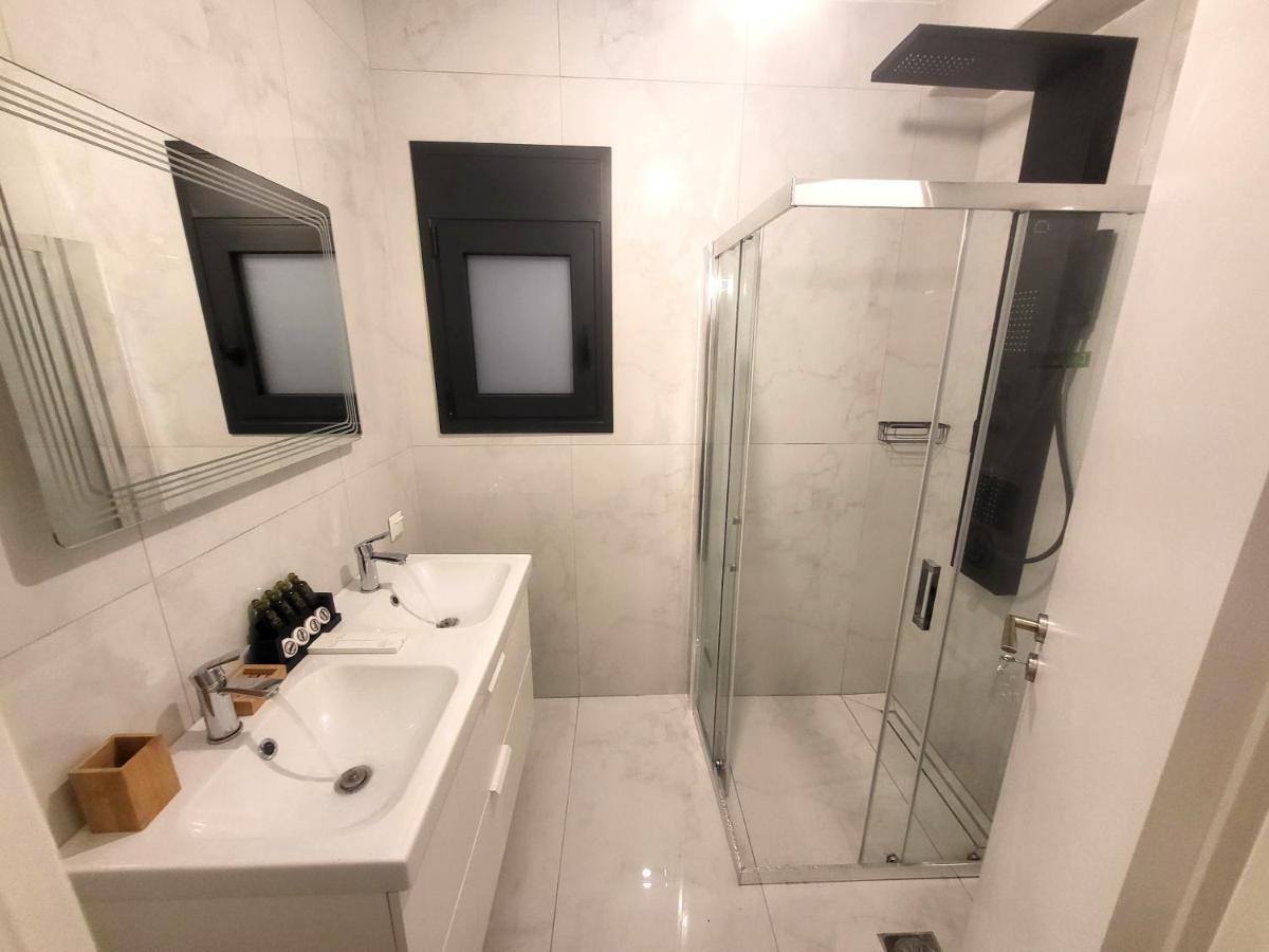 Fabilicious Suites - 2 Apartments- Romantic Jacuzzi & Spacious Family Comfort Atenas Exterior foto