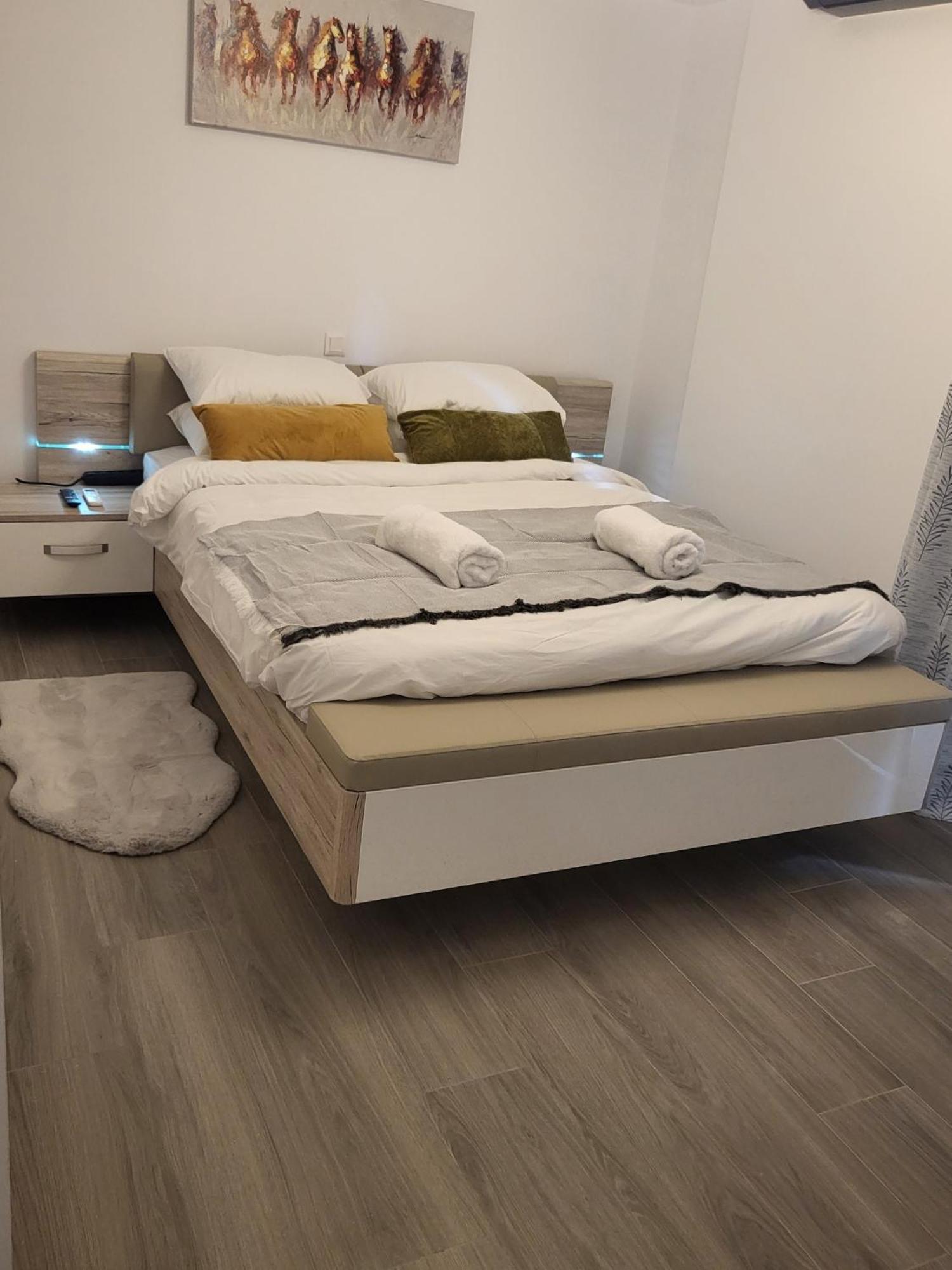 Fabilicious Suites - 2 Apartments- Romantic Jacuzzi & Spacious Family Comfort Atenas Exterior foto