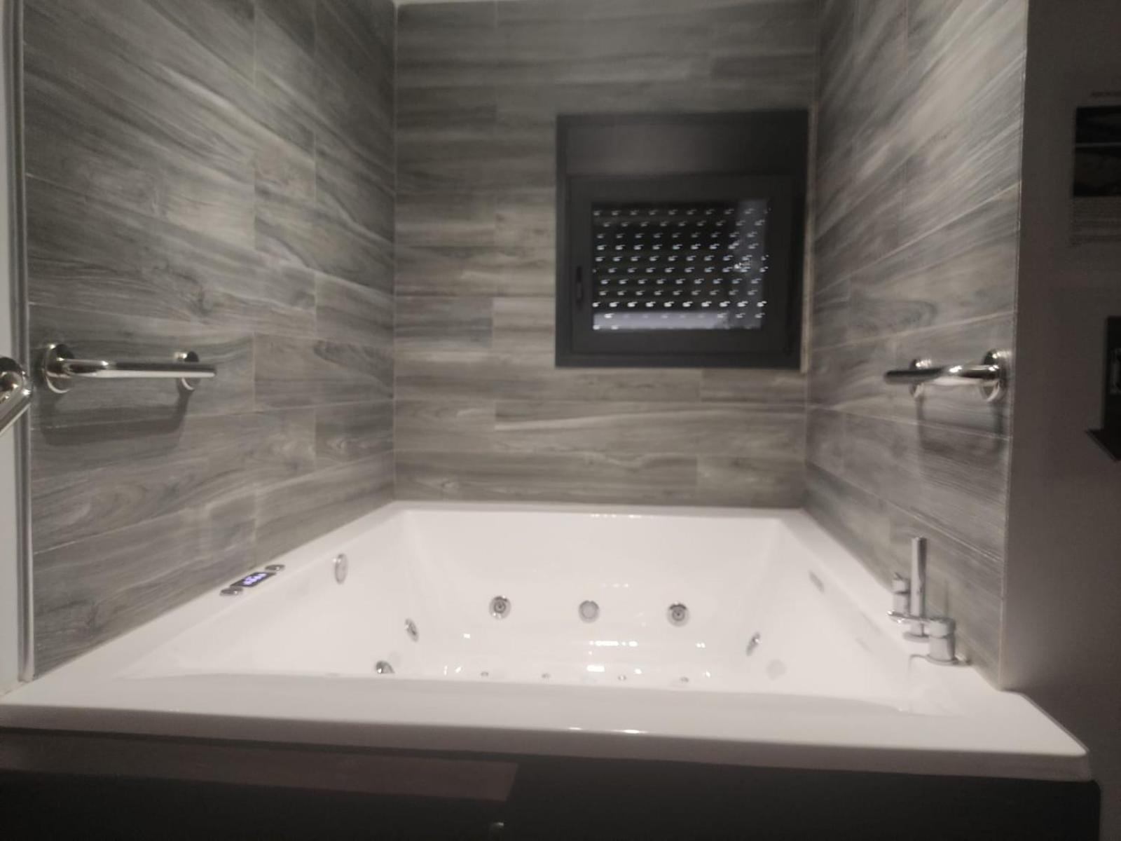 Fabilicious Suites - 2 Apartments- Romantic Jacuzzi & Spacious Family Comfort Atenas Exterior foto